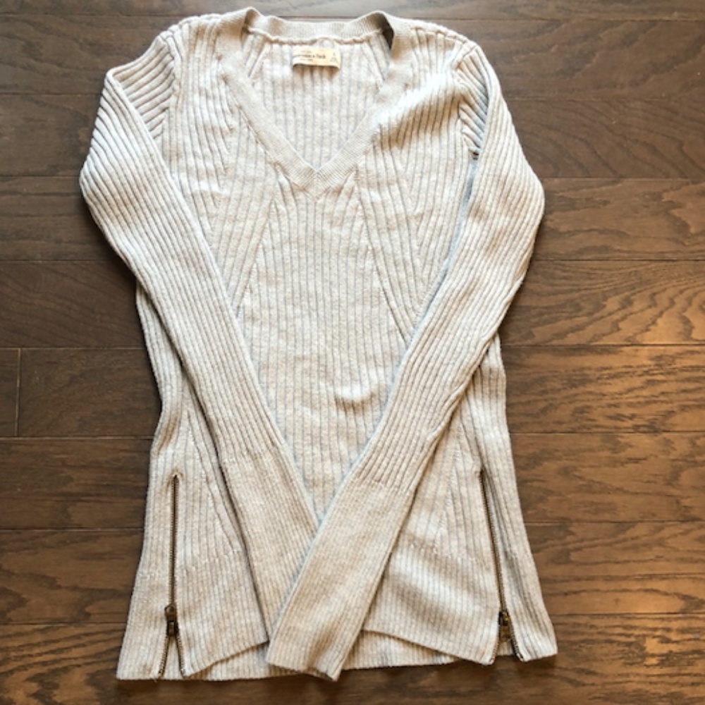 Ribbed Grey Sweater - Small
